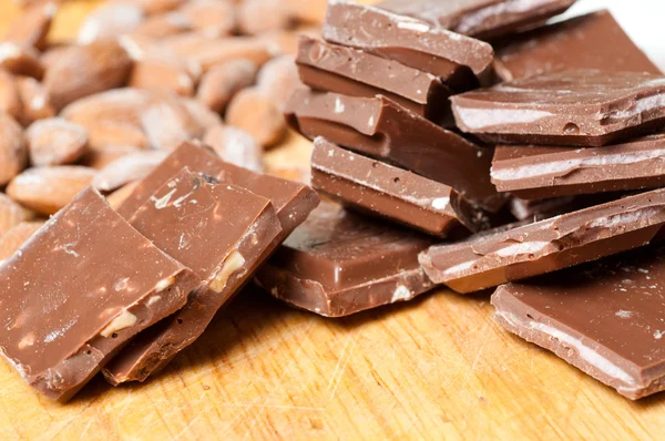 Cukiernik. czekoladą i migdałami. — Zdjęcie stockowe