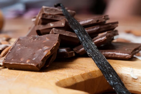 Konditor. Schokolade und Mandeln. — Stockfoto