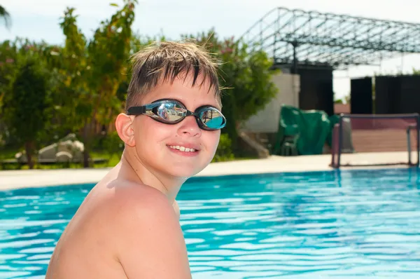 Tonåring simmar i poolen — Stockfoto