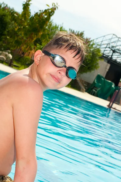 10 代のプールで泳ぐ — ストック写真