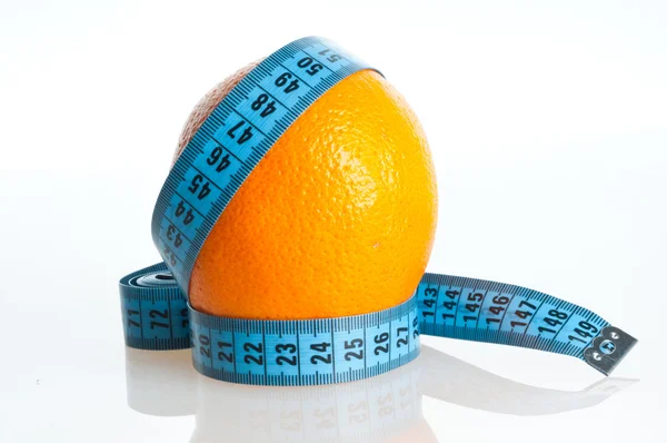 Turuncu meyve ile ölçüm — Stok fotoğraf