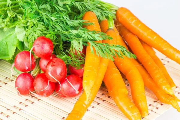Cenouras frescas e rabanetes com topos — Fotografia de Stock