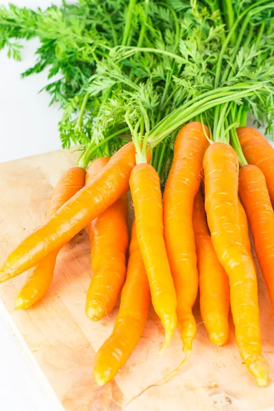 Φρέσκα καρότα με κορυφές — Φωτογραφία Αρχείου