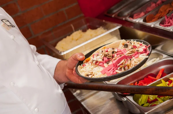 Nahaufnahme Hand des Chefs Bäcker macht Pizza — Stockfoto