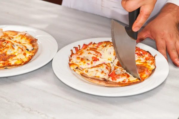 Gros plan main de chef boulanger faire pizza — Photo