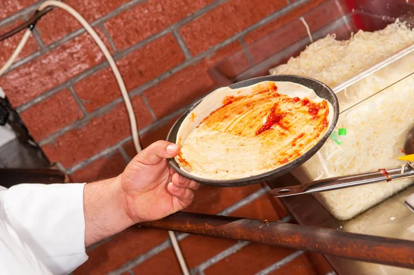 Zbliżenie dłoni kucharz piekarz Dokonywanie pizza — Zdjęcie stockowe