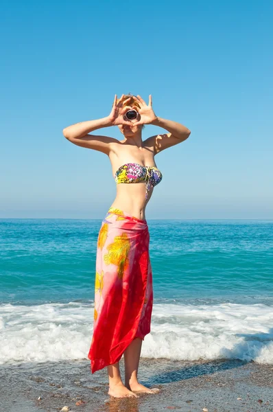 Mooie vrouw op buiten op zomer strand — Stockfoto