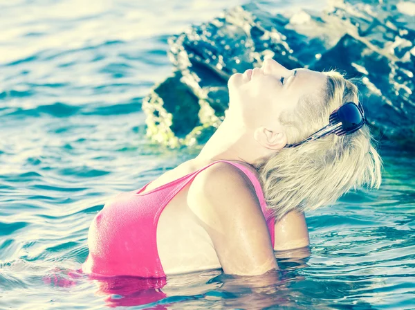 पाण्यात सुंदर सेक्सी युवा स्त्री — स्टॉक फोटो, इमेज