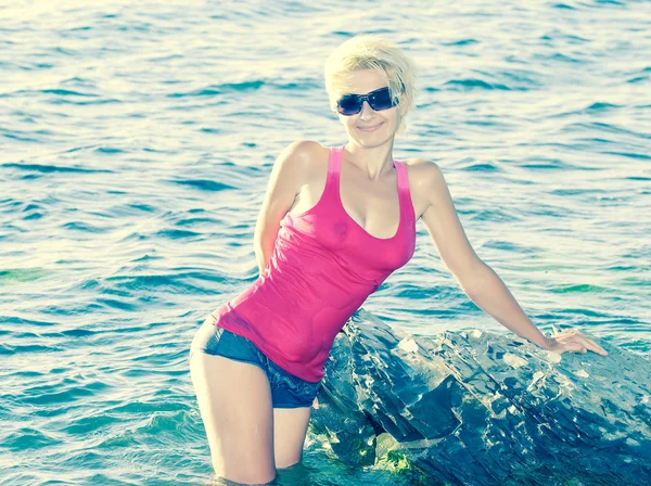 Krásná sexy mladá žena ve vodě — Stock fotografie