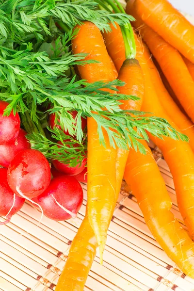 Świeże marchewki i rzodkiewki z wierzchołków — Zdjęcie stockowe