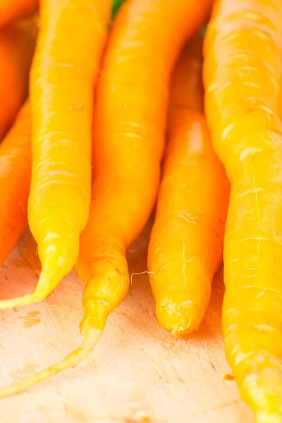 Świeże marchewki z wierzchołków — Zdjęcie stockowe