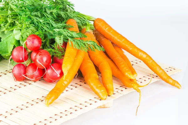 Zanahorias frescas y rábanos con tapas — Foto de Stock