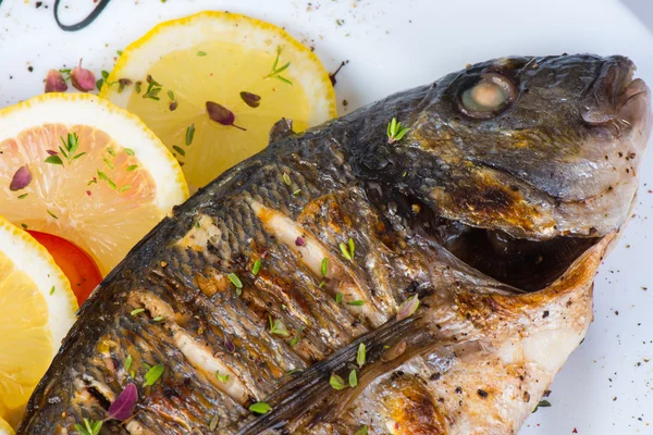 Fisk, havsabborre grillad med citron — Stockfoto
