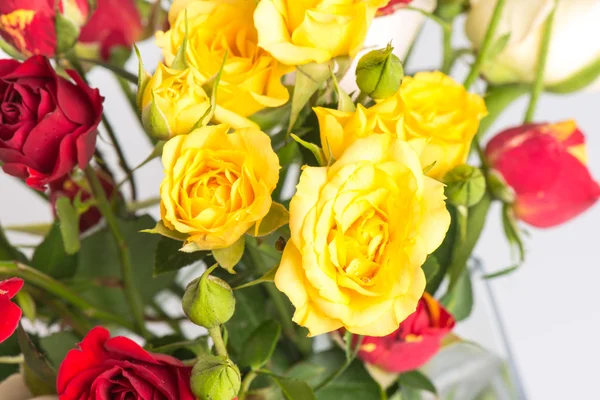 Boeket rode en gele rozen — Stockfoto