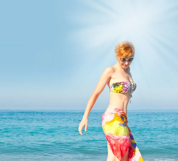 Красива жінка на відкритому повітрі на літньому пляжі — стокове фото