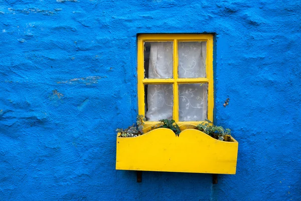 Жёлтое окно — стоковое фото