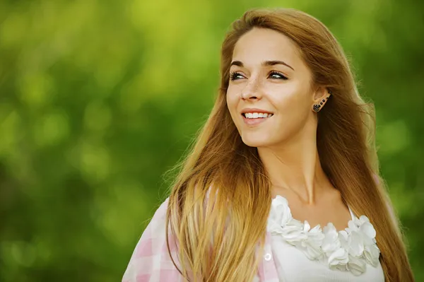 Красива усміхнена молода жінка — стокове фото