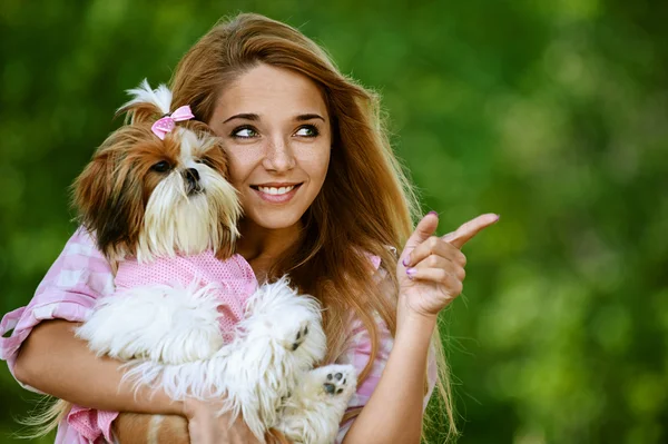 Vackra leende ung kvinna med liten hund — Stockfoto