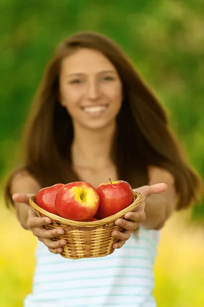 りんごと女性持株バスケット — ストック写真