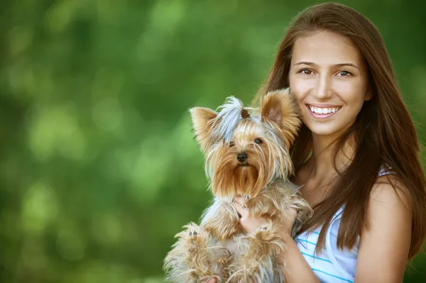 Lachende vrouw met yorkshire terrier — Stockfoto