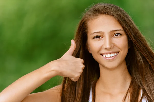 Νεαρός χαμογελαστό γυναίκα δείχνει χειρονομία καλής — Φωτογραφία Αρχείου