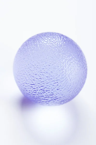 Фиолетовый мяч — стоковое фото