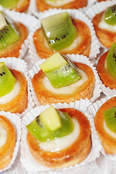Tasty little tarts with kiwi fruit — Stock Photo, Image