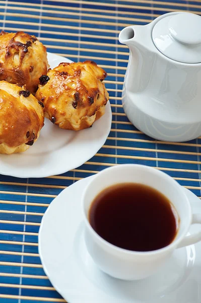 Muffins no prato, jarro de leite e xícara de chá — Fotografia de Stock