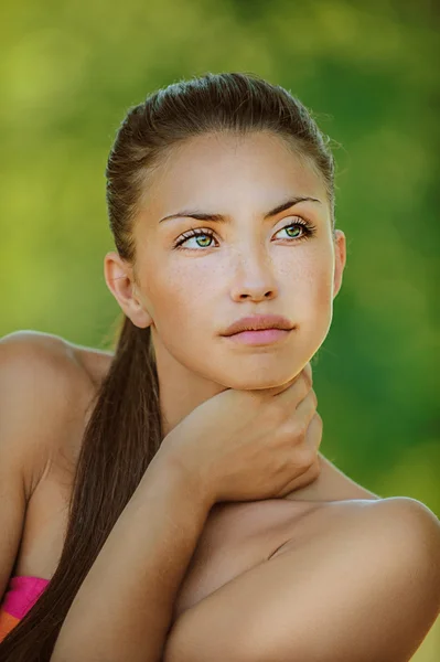 Vrouw met blote schouders zorgvuldig gekeken naar thoron — Stockfoto