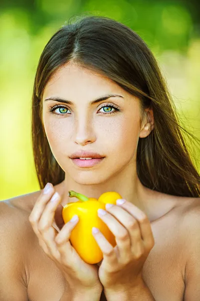Woman with bare shoulders holding yellow pepper — Stock Photo, Image