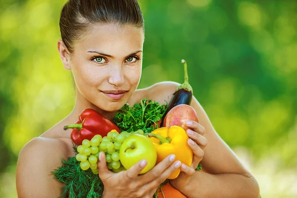 Mulher com ombros nus segurando frutas e legumes — Fotografia de Stock