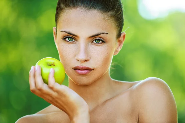 Mujer con hombros desnudos sosteniendo una manzana — Foto de Stock