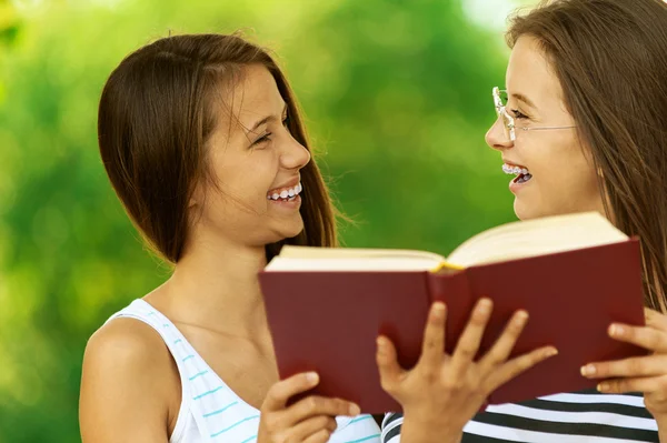 Δύο κορίτσια διαβάζουν βιβλίο. — Φωτογραφία Αρχείου