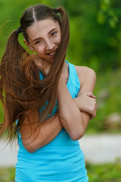Красивая девочка-подросток с длинными волосами — стоковое фото