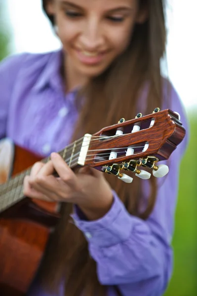 Χαμογελαστή έφηβη που παίζει κιθάρα — Φωτογραφία Αρχείου