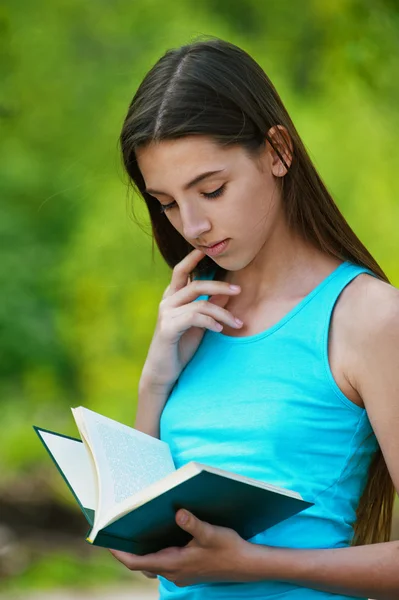 Bela adolescente leitura livro — Fotografia de Stock