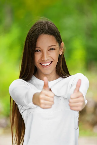 Sonriente adolescente recoge grandes pulgares hacia arriba — Foto de Stock