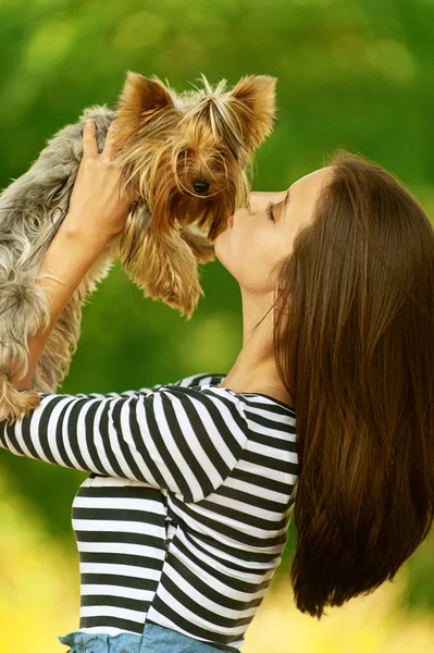 Frau mit yorkshire terrier — Stockfoto