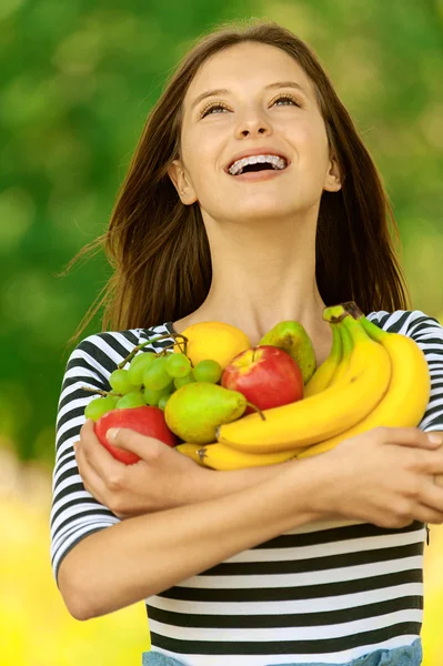 Mujer atractiva sosteniendo fruta — Foto de Stock