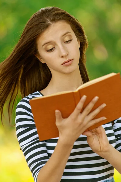 Donna che legge libro — Foto Stock