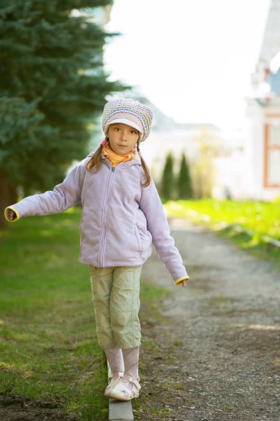 Dívka preschooler chůze na chodníku — Stock fotografie