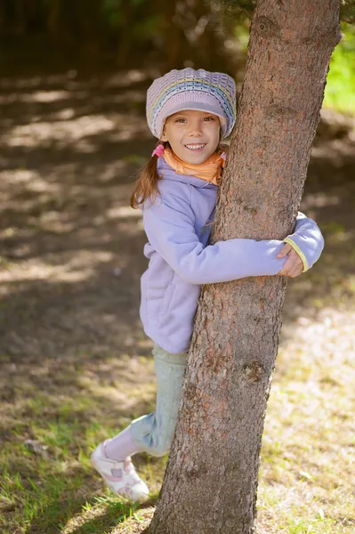 Dívka preschooler rukama strom — Stock fotografie