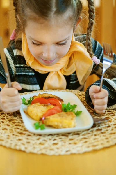 Menina-pré-escolar come uma refeição saborosa — Fotografia de Stock