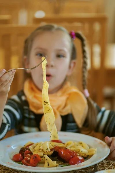 Menina-pré-escolar come uma refeição saborosa — Fotografia de Stock
