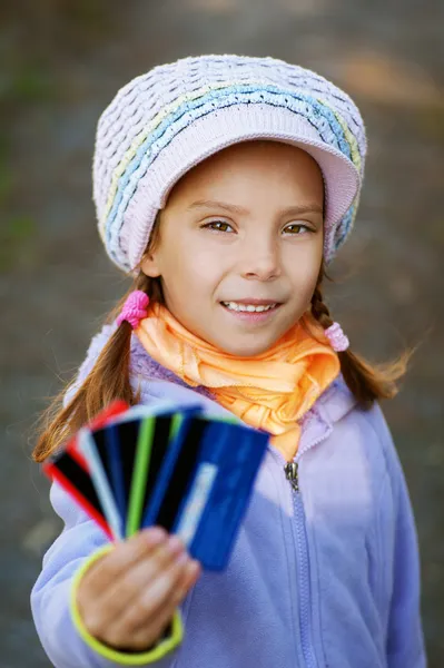 Девочка-дошкольница хранит банковскую кредитную карту — стоковое фото