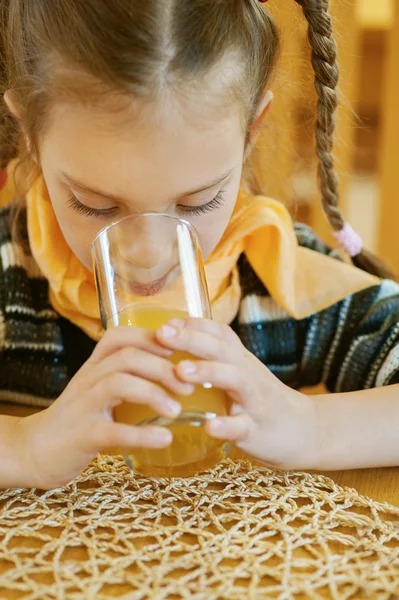 Menina-pré-escolar beber suco de laranja — Fotografia de Stock