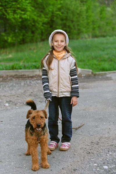 テリアと小さな女の子 — ストック写真