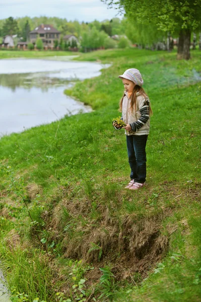 Счастливая девочка-дошкольник возле озера — стоковое фото