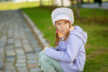 taş kaldırım kenarında oturan kız okul öncesi