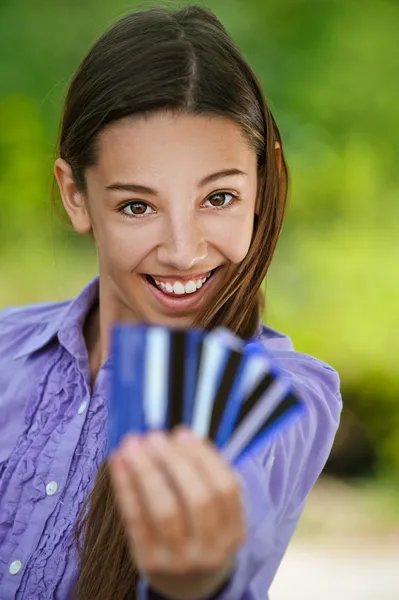10 代の少女はクレジット カードを示します — ストック写真